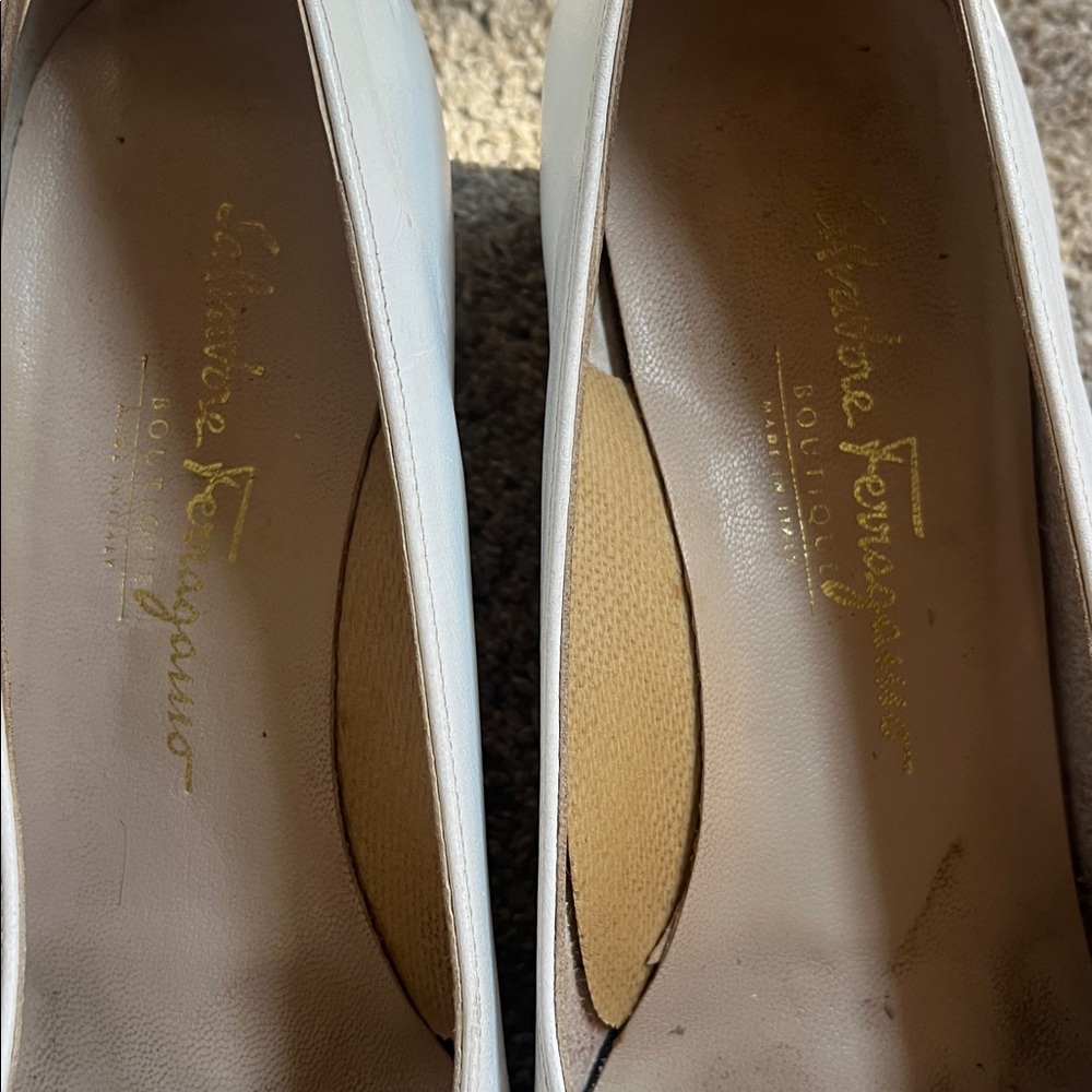 Vintage Salvatore Ferragamo White Bow Pumps with Gold Accent - Picture 4 of 16